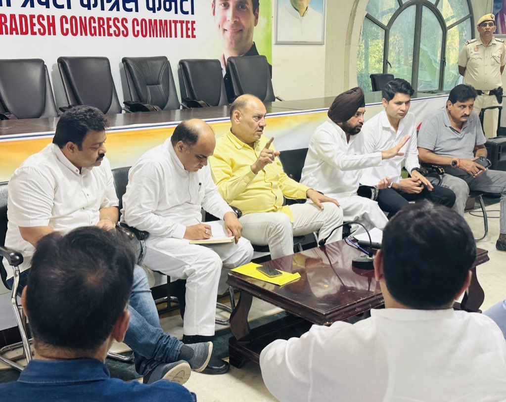 INCMinorityDL's tweet photo. 22 अक्टूबर को तिलक नगर चौक पर @INCDelhi की "जवाब दो-हिसाब दो" मुहिम के तहत होने वाली #विशाल_प्रतिज्ञा_रैली की तैयारी को लेकर आज दिल्ली प्रदेश कांग्रेस कमेटी के अध्यक्ष श्री @ArvinderLovely जी के नेतृत्व में बैठक हुई बैठक में चेयरमैन दिल्ली माइनॉरिटी श्री @AbdulWahidINC जी शामिल हुए ।

@kharge @RahulGandhi @ShayarImran @MukeshSharmaMLA @AmitMalik_INC