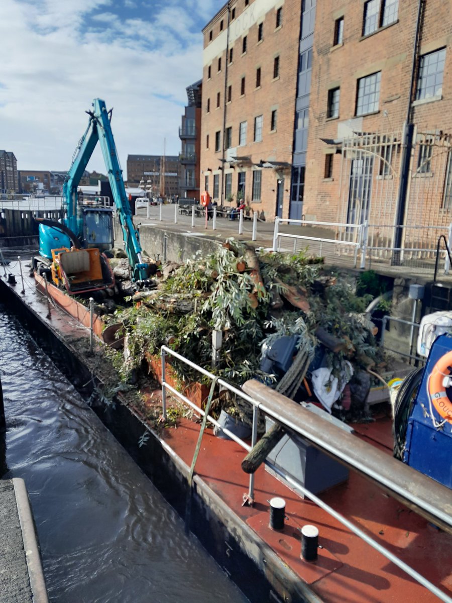 @CRTWalesandSW Our contractors back in #Gloucester Lock, this #Thursday afternoon after cutting back and clearing fallen trees in the partings.
#Saveourcanals #lifesbetterbywater