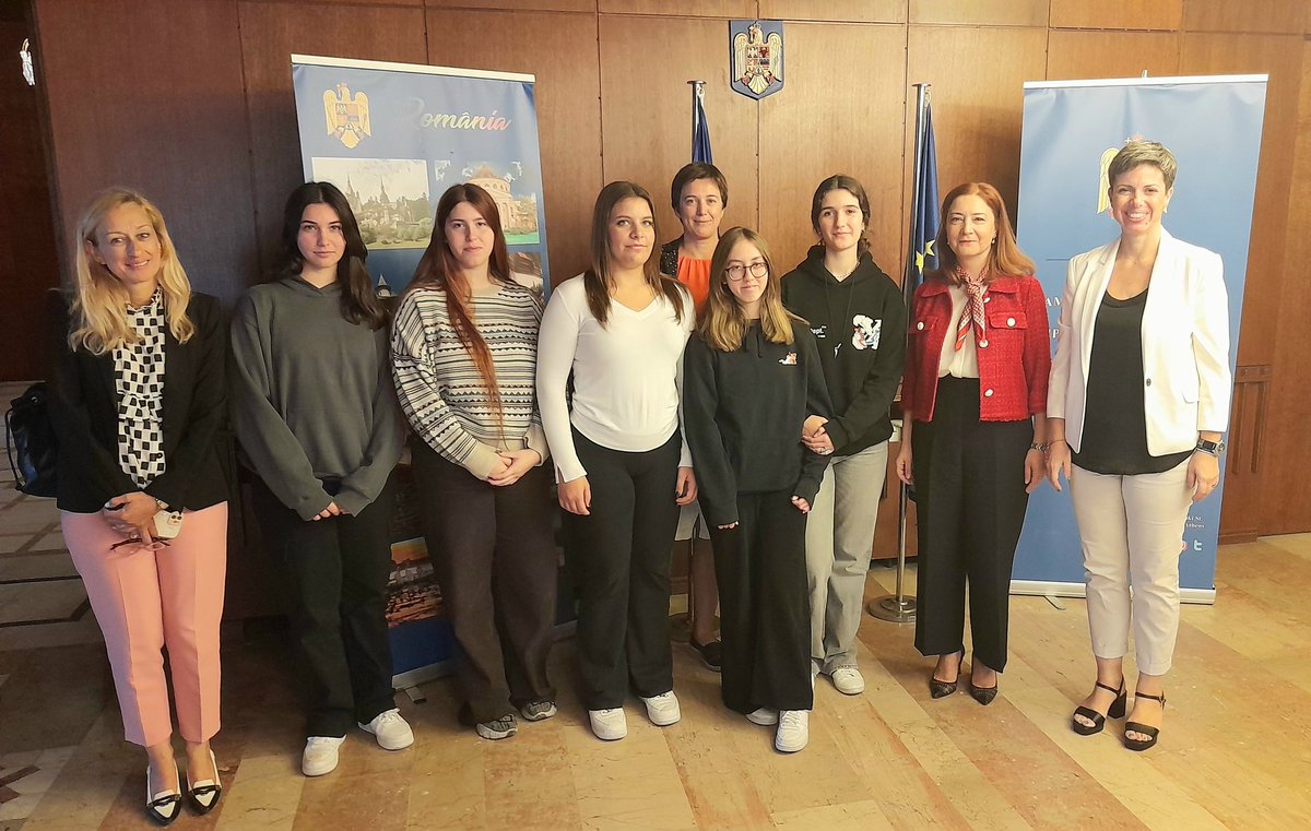 Happy to exchange today with students&their teachers from B Arsakeio Lykeio Psychiko, who will represent 🇷🇴 Romania in the Arsakeia Tositseia Schools Model 🌍 United Nations in #Patras, next month. 🤞Good luck with the preparations and we are convinced you will do a great job!