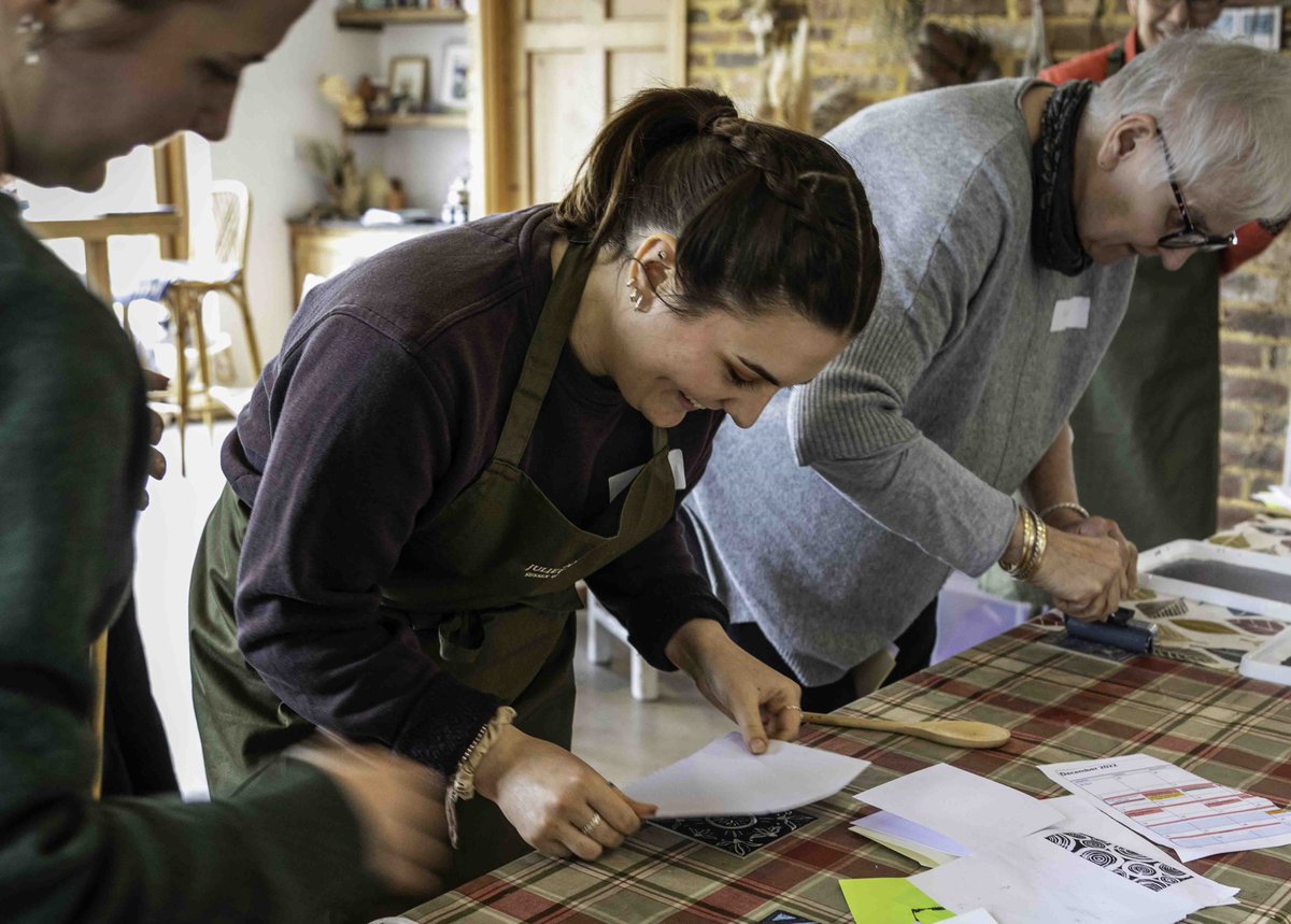 Before you buy Christmas cards...come & make your own! Join us for a festive #Christmascraft day Learn to #linoprint personal cards & #gifts and have a creative day at our #sussex barn venue Book on website: sussexgardenschool.com #craftcourses @Pitfieldbarn #sussexcourses