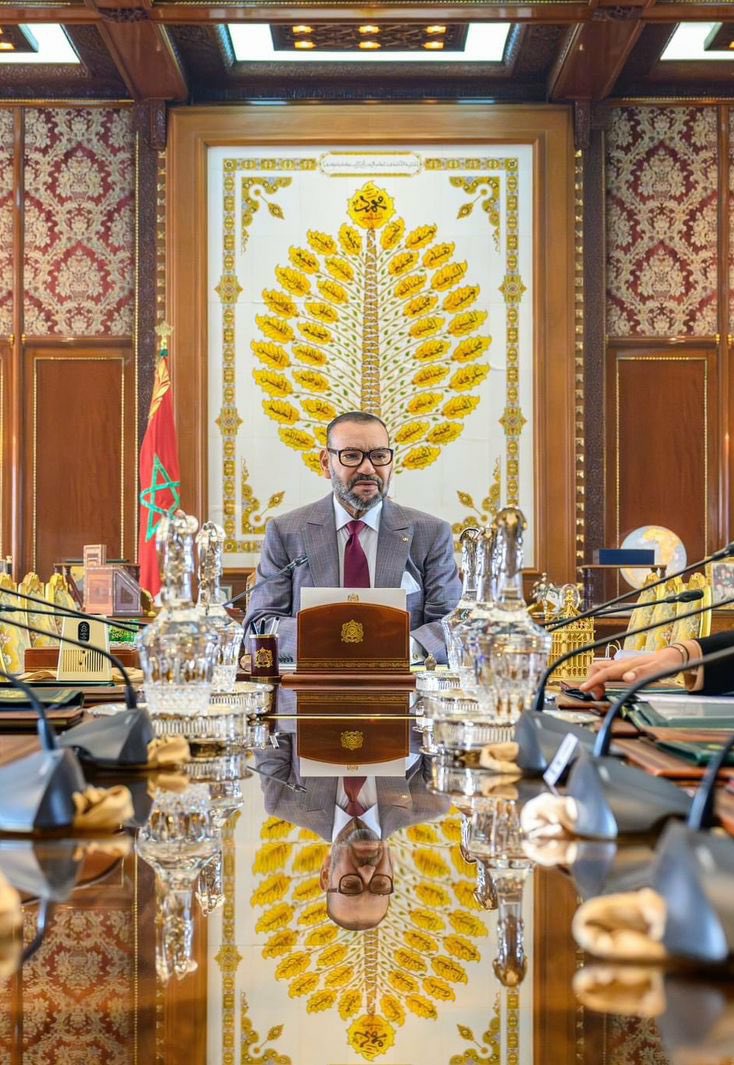 نعم أبكي لأجل أطفال غزة، أقضي ليالي بيضاء أتحسر فيها على مآسي الفلسطينيين، أدعوا معهم في صلاتي و في كل الأوقات، أتمنى أن أكون معهم في هذه اللحظات الصعبة من أجل مساعدتهم معنويا و ماديا.....
و في نفس الوقت أنا أؤيد كل قرارت ملكي، و أحترم توجهاته و أنفد أوامره، لأنني كلي ثقة بأن