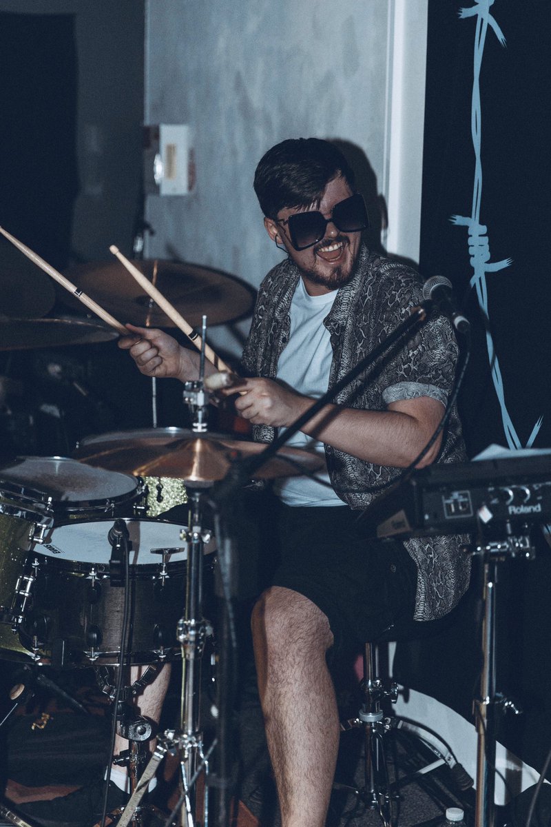 Pinhead Larry tweet media