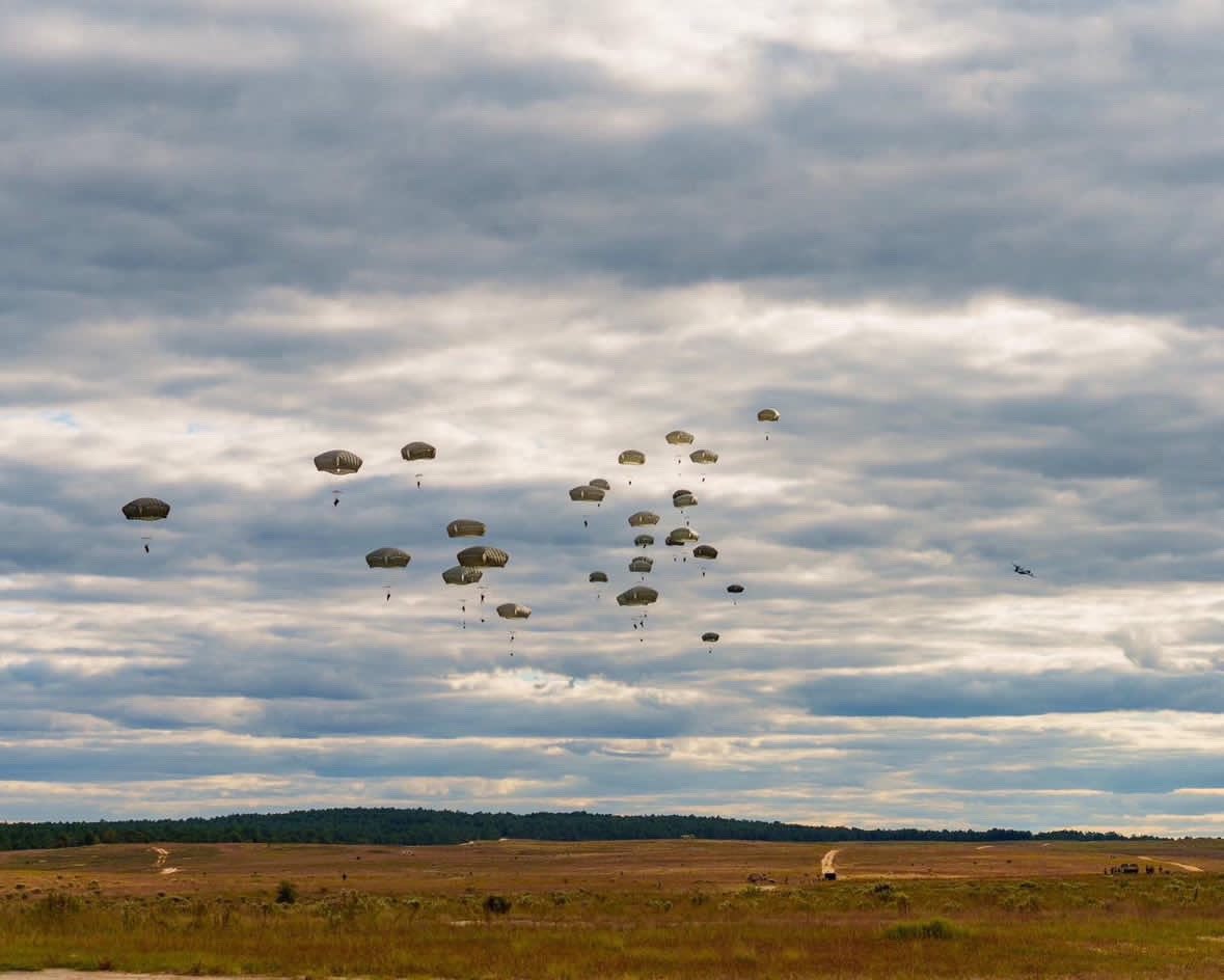 82ndABNDiv's tweet photo. Earlier this week we worked with the MUOS (Mobile User Objective System) to send fire missions across the DZ. Jumpable, lightweight, and lightning fast to set up! It’s another way to show how we stay full engaged and ahead of the fight !!
#TransformingTheDivision #AATW https://t.co/yH0bdiVCOc