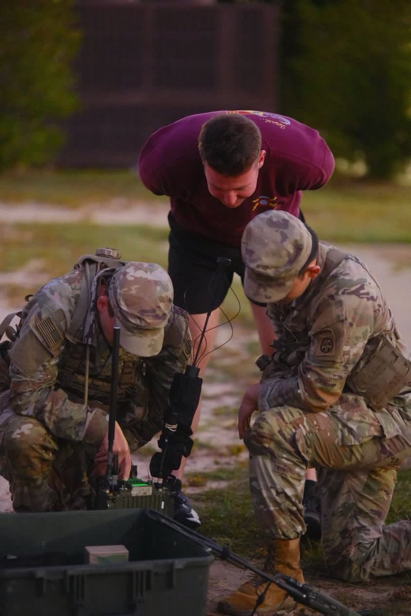 82ndABNDiv's tweet photo. Earlier this week we worked with the MUOS (Mobile User Objective System) to send fire missions across the DZ. Jumpable, lightweight, and lightning fast to set up! It’s another way to show how we stay full engaged and ahead of the fight !!
#TransformingTheDivision #AATW https://t.co/yH0bdiVCOc