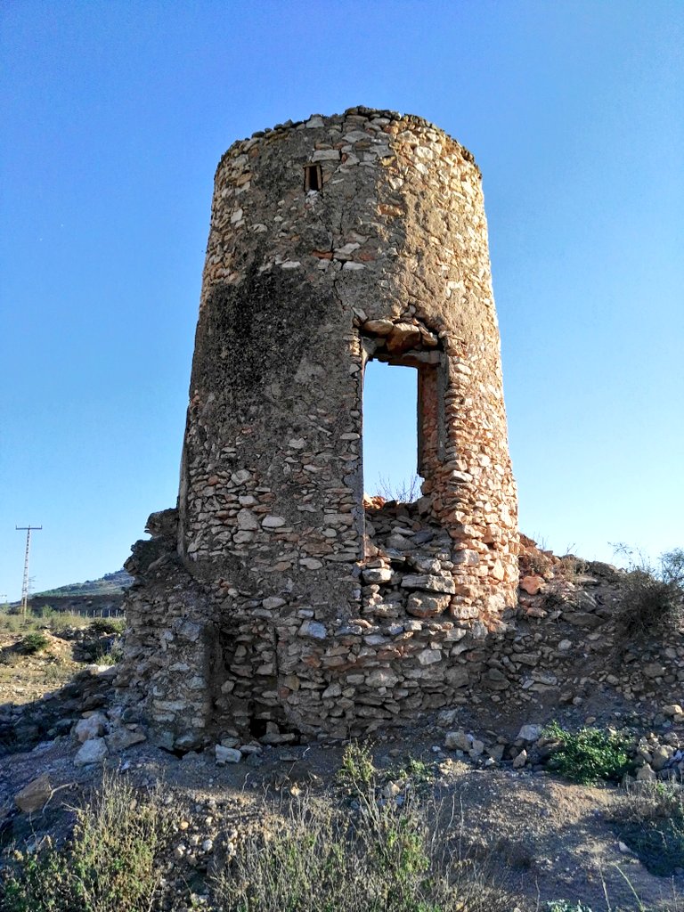 La desidia del gobierno regional condena al abandono más absoluto y a su derrumbe con el paso de los años de bienes patrimoniales como Torre de Oviedo del siglo XVII, la casa de Antonete Gálvez (denunciado por @huermur) o los molinos de viento de Cartagena, entre otros muchos.