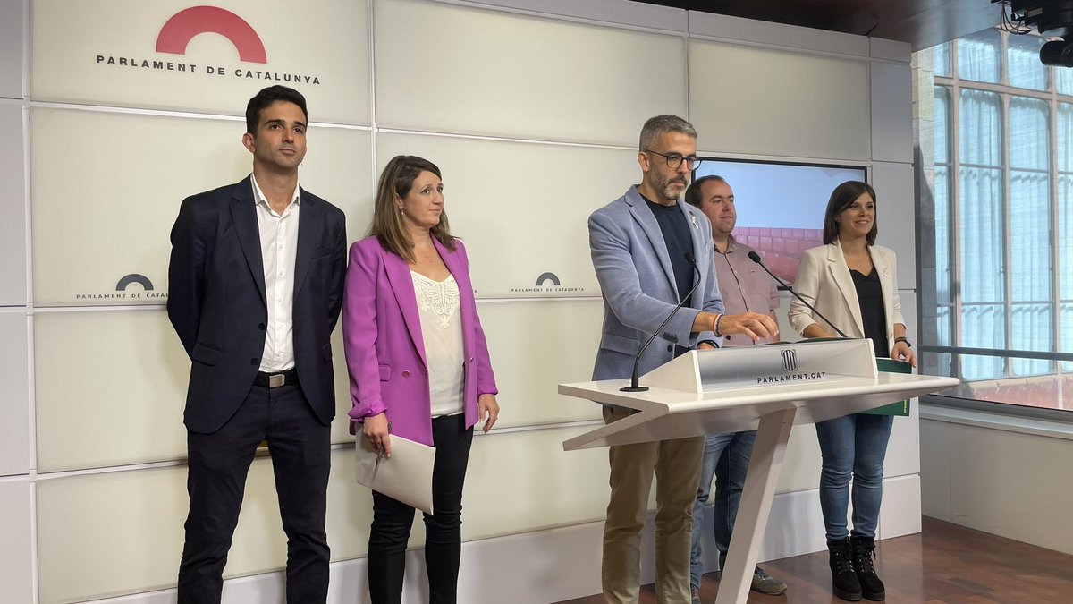 ERCmunicipal's tweet photo. 👥 Els alcaldes dels territoris afectats per les línies de Molt Alta Tensió (MAT) expressen el seu rebuig a aquestes línies elèctriques des del Parlament https://t.co/D98ACjx6LJ