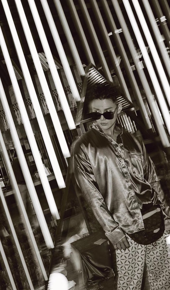 Jason_DZH's tweet photo. Vibe ✌️#blackandwhite #fashion https://t.co/WTmM3IMFEJ