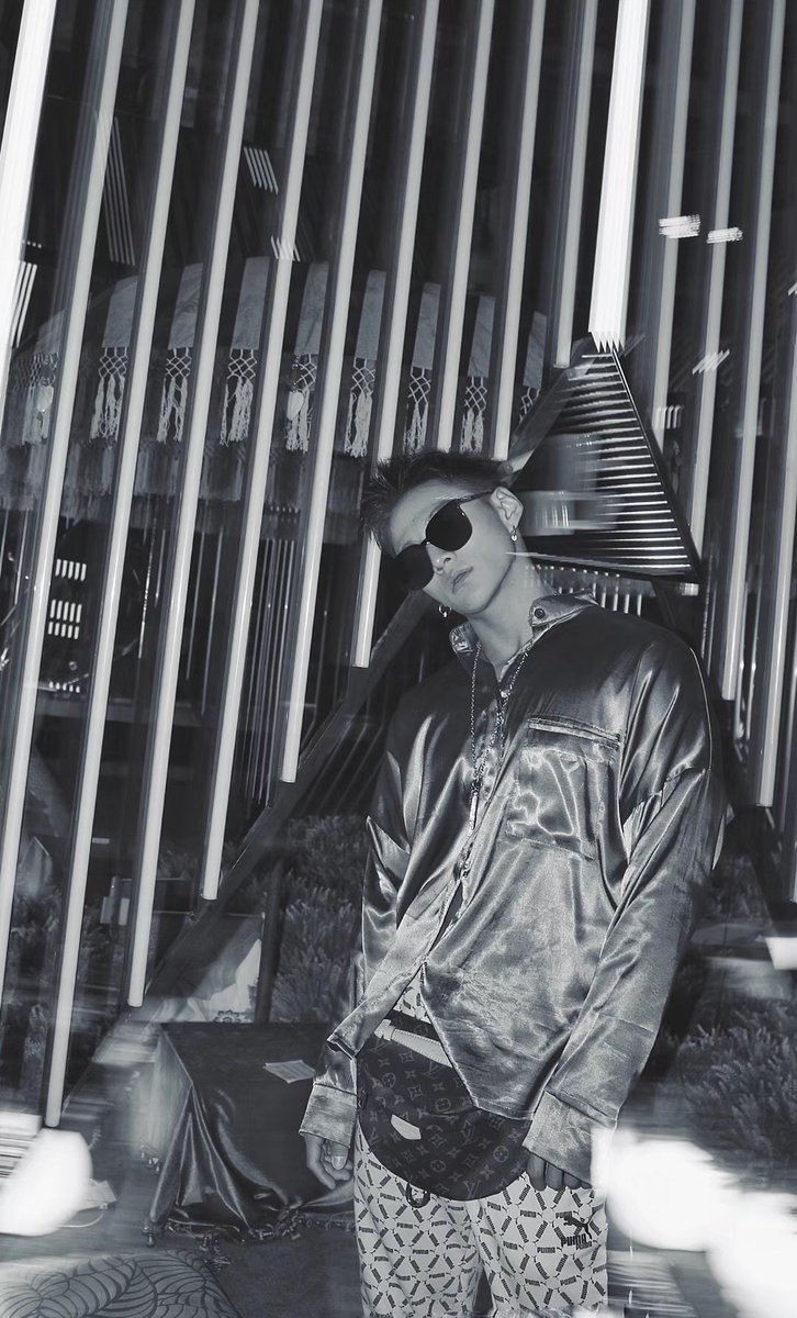 Jason_DZH's tweet photo. Vibe ✌️#blackandwhite #fashion https://t.co/WTmM3IMFEJ