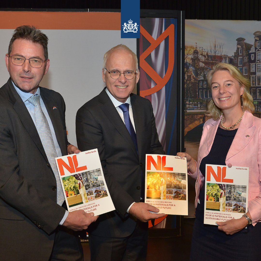 De nieuwe publicatie 'Circulaire agrifood &amp; biomassa: voedsel en materialen voor een duurzame toekomst' is op 18 oktober 2023 door <a href="/FoodValley_NL/">Foodvalley</a> en <a href="/CircularHotspot/">HollandCircularHotspot</a> overhandigt aan Piet Adema (<a href="/ministerlnv/">MinisterN_S</a>).

Meer weten? rvo.nl/nieuws/best-pr…
