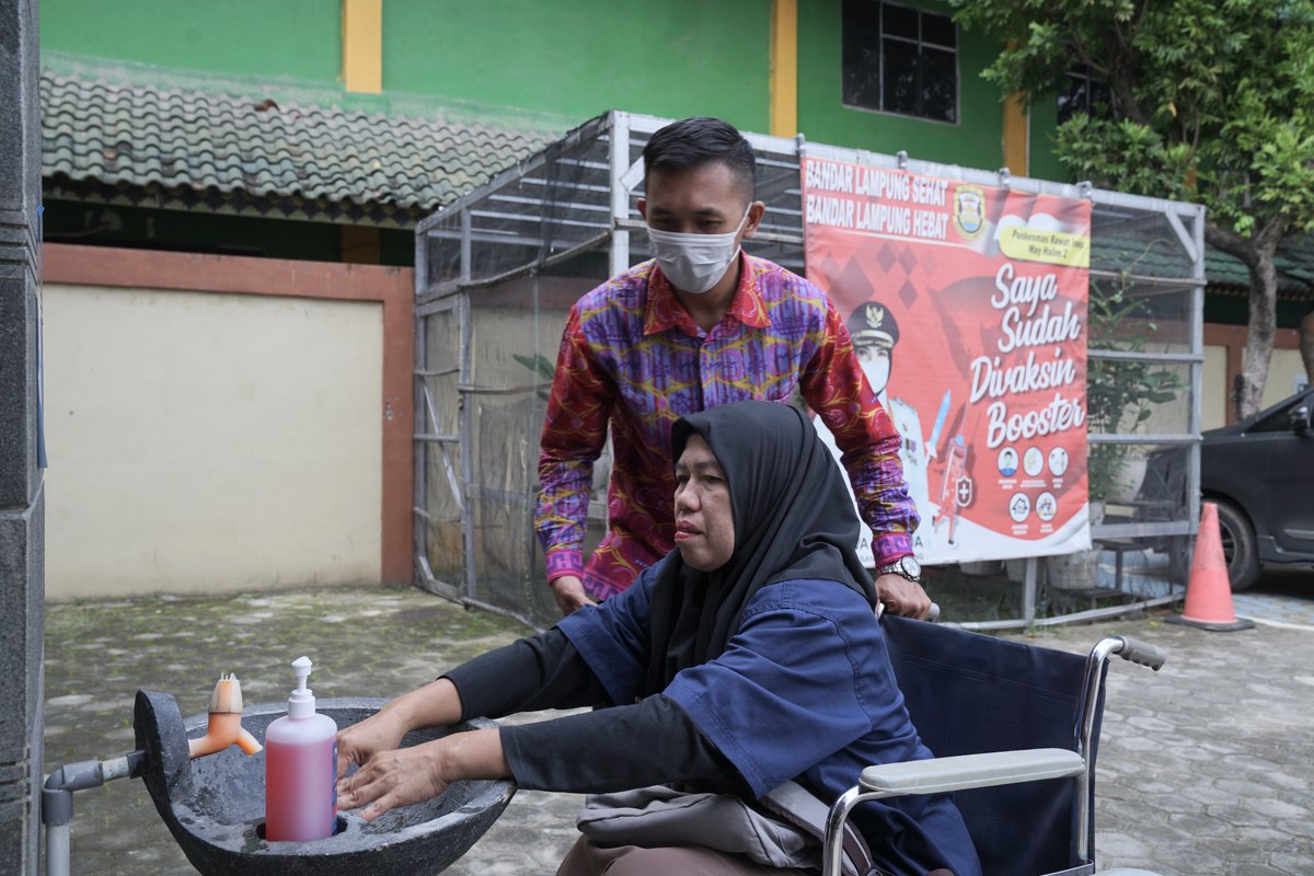 Ramps, guiding blocks for people w/ limited sight, accessible toilets & handwashing facilities are some innovations being retrofitted in many primary health centres in Metro City Indonesia.

Discover more: on.snv.org/3ru5JoJ

#UrbanResilience #UrbanOctober #sanitationforall