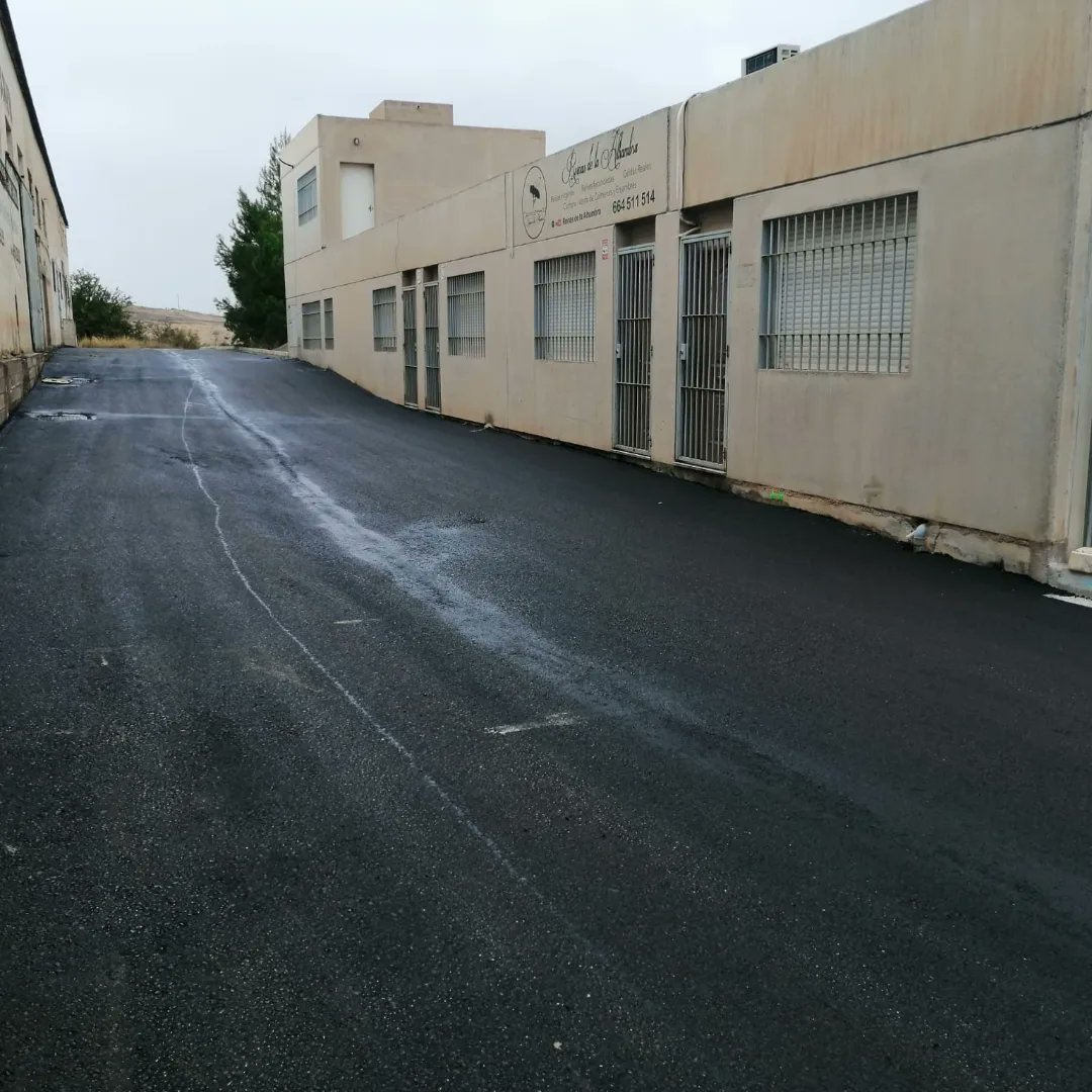 Hoy se ha asfaltado una calle del polígono la Paloma dentro del plan de mejora de Diputación de accesibilidad y creación de una Isla Verde (para cartones y plásticos, uso exclusivo del polígono).