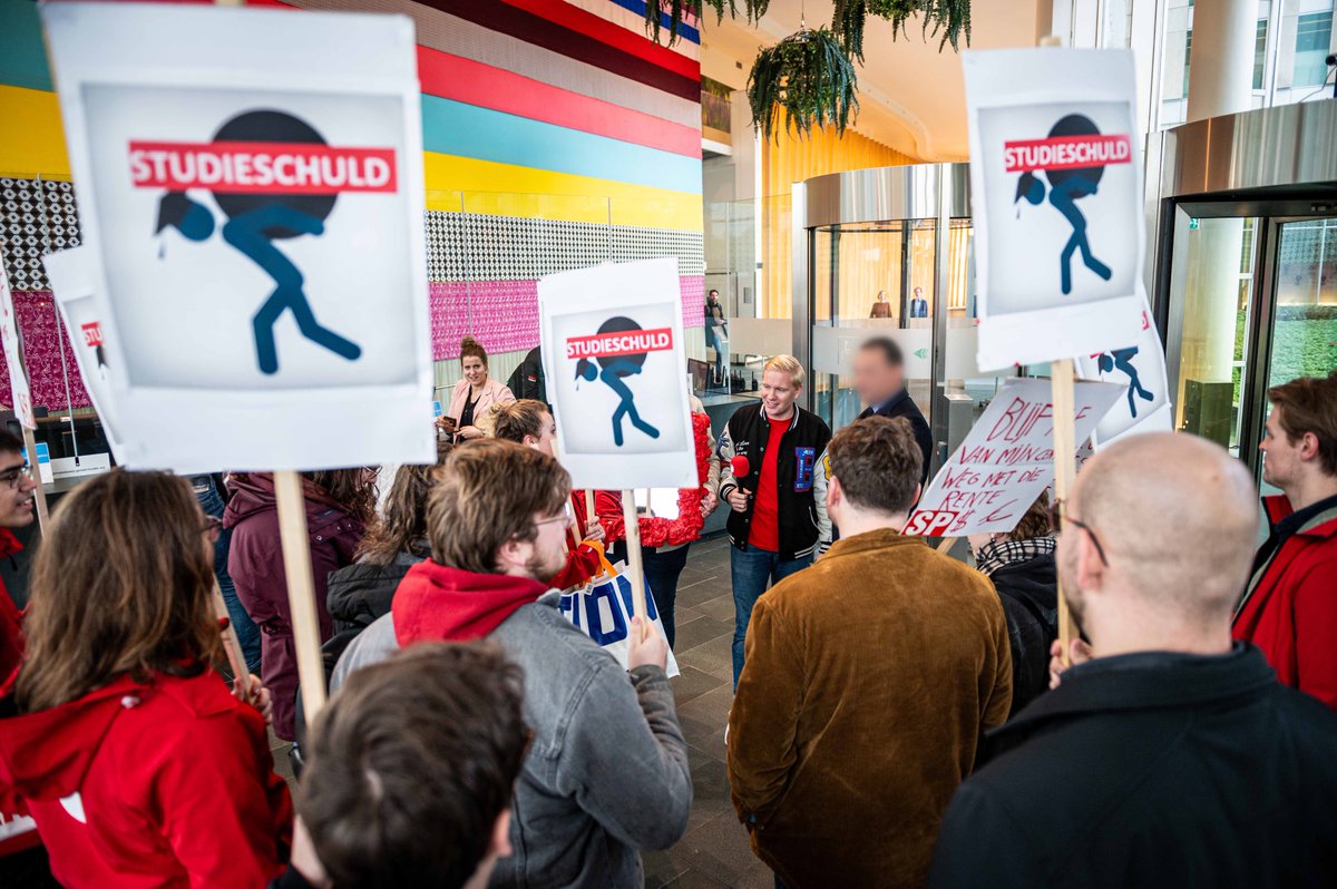 Stop de renteverhoging!

De minister van onderwijs weigert in gesprek te gaan met studenten en stuurt de politie op ons af, terwijl ze wel maatregelen nemen waardoor wij keihard genaaid worden. Tijd voor nog meer acties! 🔥