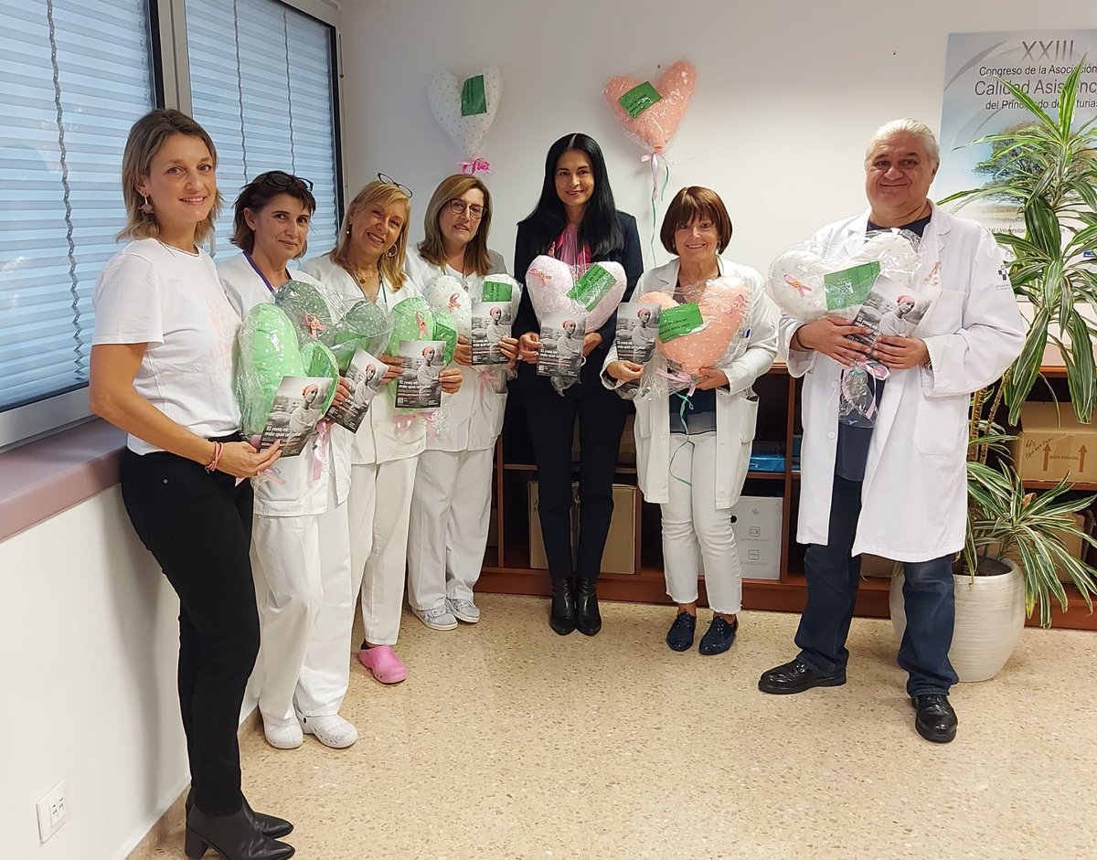 💟 La delegada de @ContraCancerAST en #Avilés ha entregado hoy un centenar de Corazones Terapéuticos, realizados por voluntarias y cooperadoras, en el 🏥Hopital Universitario Agustín #DíaMundialdelCáncerdeMama #ElRosaEsMásQueUnColor #Investigación