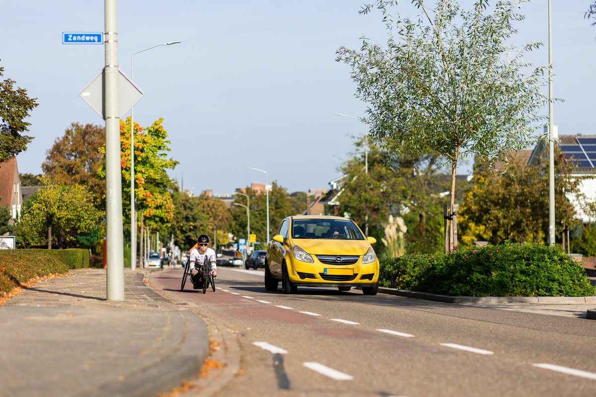 Te steile drempels, zigzaghekjes en smalle fietspaden. Handbiker Mitch Valize deelt welke obstakels hij tegenkomt tijdens zijn trainingen voor de Paralympische Spelen 2024. Lees zijn ervaringen en teken de #brandbrief 'Onbeperkt fietsen voor iedereen'🚲➡️: bit.ly/MitchValize