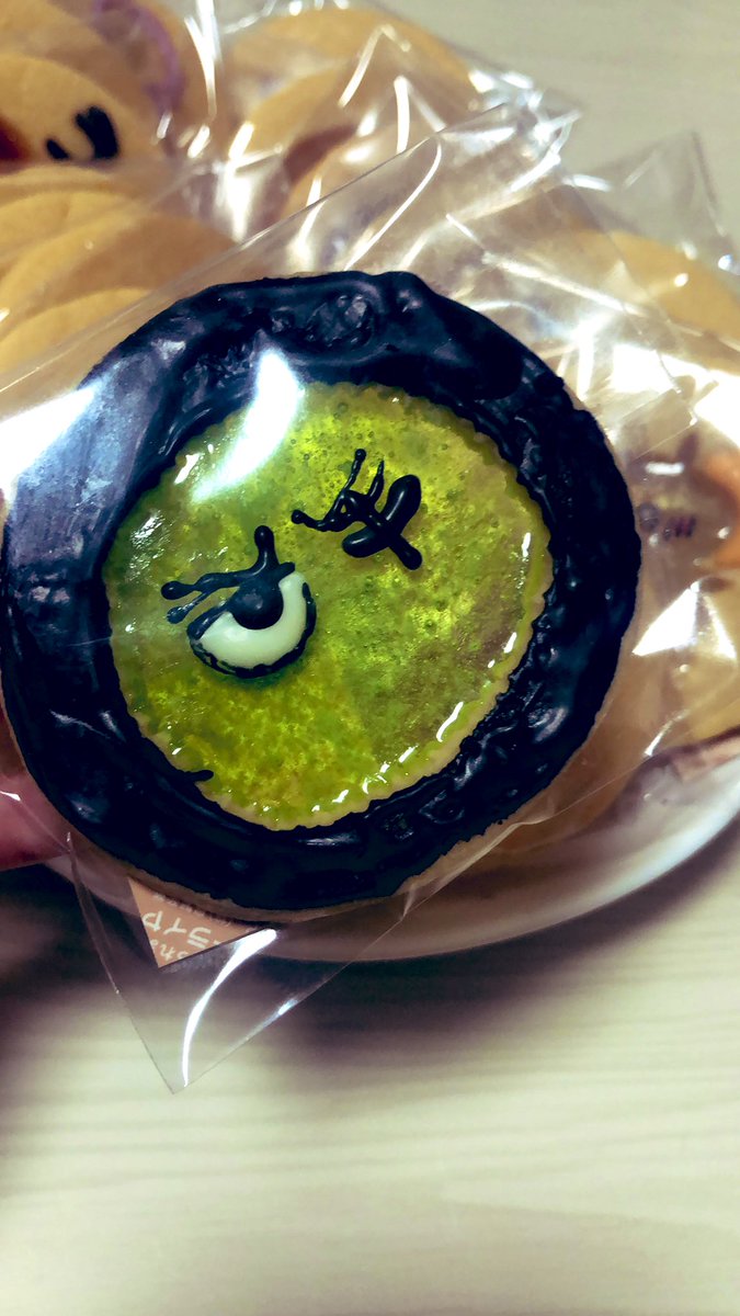 Piry2030's tweet photo. クッキー作った!
まりもの周りに黒いチョコこぼして真っ黒にして隠滅 https://t.co/0zKeYrdLAO
