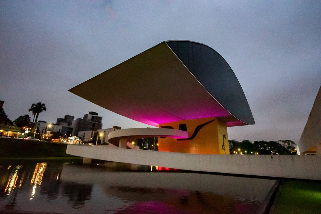 Hoje, 19 de Outubro, é o Dia Internacional de Combate ao Câncer de Mama. 🩷 Os espaços da Cultura Paraná estão iluminados de cor de rosa, lembrando a importância da prevenção e do diagnóstico precoce. Vamos promover a conscientização em relação à importância da saúde da mulher!🙌