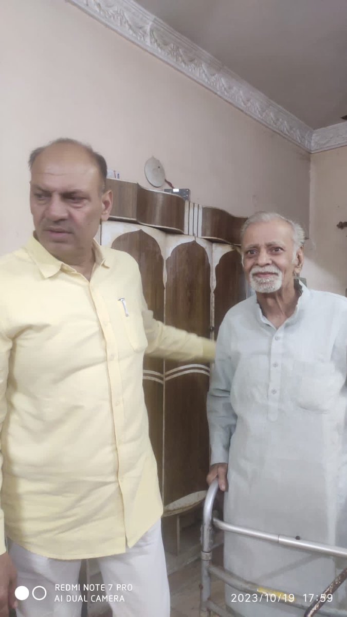 MukeshSharmaMLA's tweet photo. सुभाष नगर में 22 अक्टूबर को @INCDelhi की प्रतिज्ञा रैली की तैयारियों के सिलसिले में एक बड़ी सभा को संबोधित करने के बाद पुराने कांग्रेसी सांसद स्व. सरदार चरणजीत सिंह जी के चुनाव इंचार्ज श्री मदनलाल पाहवा जी जिन्होंने 1983 में निगम का चुनाव भी लड़ा था मानिक विहार कच्चे तिहाड़ गांव स्थित उनके निवास स्थान पर जाकर उनका कुशलक्षेम पूछा!

अब अगले तीन दिन पश्चिमी दिल्ली में सब पुराने कांग्रेसी कार्यकर्ताओं से मिलने उनके घरों में जा रहा हूं!