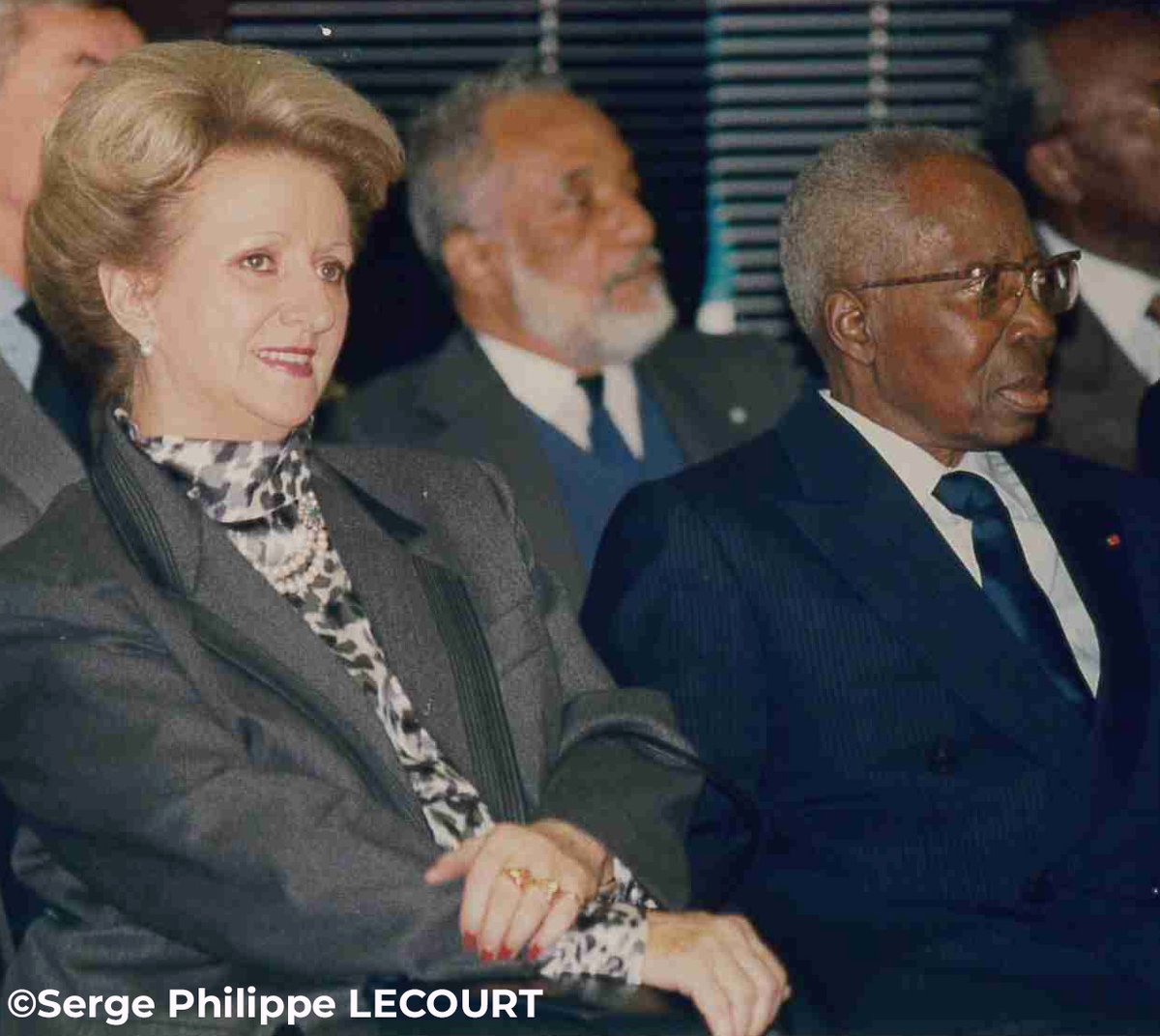 Suite aux nombreuses remarques et questions que soulève la vente d'objets de Colette et Léopold Sédar #Senghor à Caen Enchères, la Ville de Verson tient à rappeler que ce ne sont pas des objets issus du legs 𝗺𝗮𝗶𝘀 𝗱'𝗼𝗯𝗷𝗲𝘁𝘀 𝘃𝗲𝗻𝗱𝘂𝘀 𝗽𝗮𝗿 𝘂𝗻 𝗽𝗮𝗿𝘁𝗶𝗰𝘂𝗹𝗶𝗲𝗿