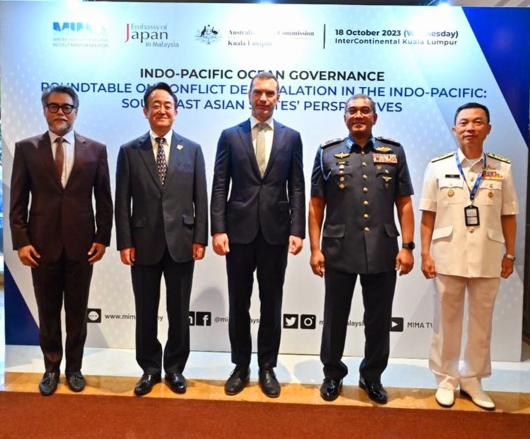 Sumathypermal (@sumathy44024911) on Twitter photo The Maritime Institute of Malaysia ( MIMA) hosted Indo-Pacific Ocean Governance: Roundtable on Conflict De-escalation. Gathering of experts from SEA and Indo-Pacific countries. @Richeydarian <a href="/JamesKraska/">James Kraska</a> <a href="/DrTLeeBrown/">Troy Lee-Brown</a> <a href="/tbd101/">Thomas Daniel</a> @MIMA_MALAYSIA <a href="/AusHCMalaysia/">Danielle Heinecke</a> The Maritime Institute of Malaysia ( MIMA) hosted Indo-Pacific Ocean Governance: Roundtable on Conflict De-escalation. Gathering of experts from SEA and Indo-Pacific countries. @Richeydarian <a href="/JamesKraska/">James Kraska</a> <a href="/DrTLeeBrown/">Troy Lee-Brown</a> <a href="/tbd101/">Thomas Daniel</a> @MIMA_MALAYSIA <a href="/AusHCMalaysia/">Danielle Heinecke</a>