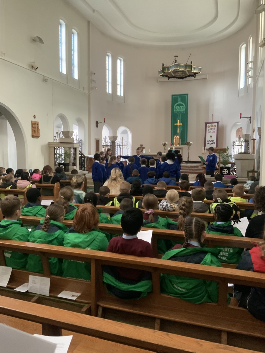stelizabethsm22's tweet photo. On Tuesday we joined Mini Vinnies from the Wythenshawe Catholic Cluster for a Harvest celebration. We took our donations to the foodbank and were delighted to retell the Sending Out of the Seventy-Two as part of the liturgy.
#SeeThinkDo
@MiniVinniesEW
@SVPEnglandWales https://t.co/J6HYClw36n