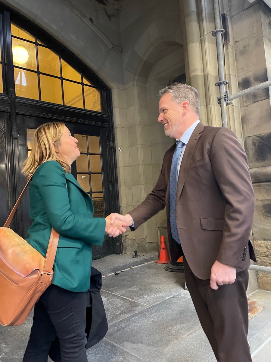 melissamatlow's tweet photo. ⁦⁦Great to meet⁩ the Minister of Health @markhollandlib⁩ &amp; ⁦@PHAC_GC⁩ about the strong interconnections between the health &amp; welfare of animals, people &amp; the planet. Canada needs a #OneHealth #OneWelfare approach to preventing pandemics &amp; antimicrobial resistance https://t.co/VCuLYPxtNg