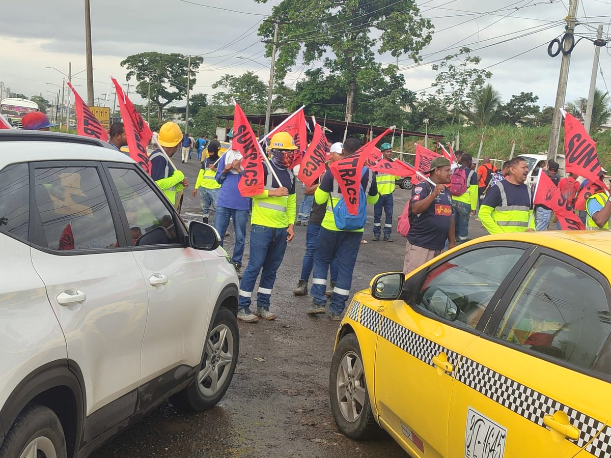 SuntracsPanama's tweet photo. Acciones a nivel nacional 
Cumplimiento del fallo de la Corte, el contrato es inconstitucional.
Moratoria minera.
Debate democrático, amplio y televisado
Referéndum YA
#MineríaEsMuerte
COLÓN https://t.co/zxr8ZpGiUx