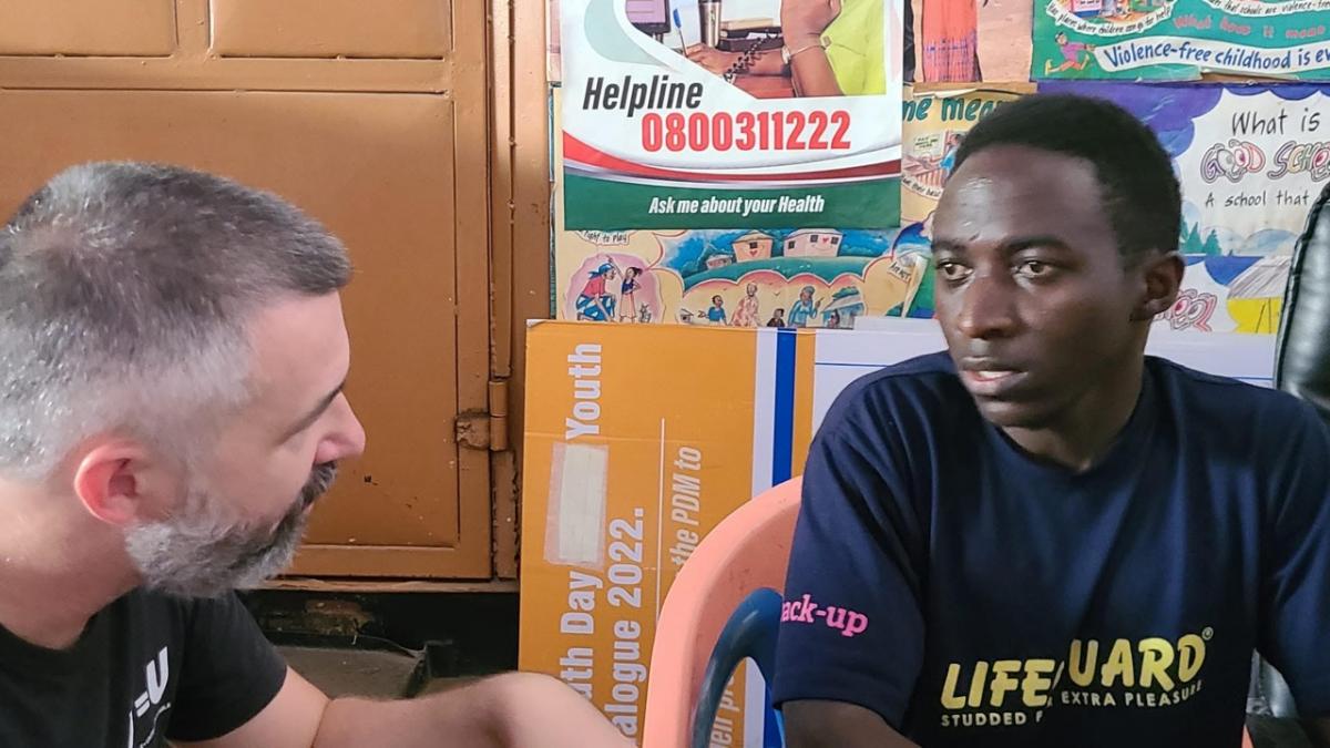 Felix fait partie des rencontres qui m'ont beaucoup marqué en Ouganda. D'enfant né avec le VIH il est devenu un pair éducateur qui aide et accompagne d'autres jeunes séropostifs-ves. Lire notre reportage : seronet.info/dossier/vih-en… Crédit photo : @LeoDeniau pour #Remaides