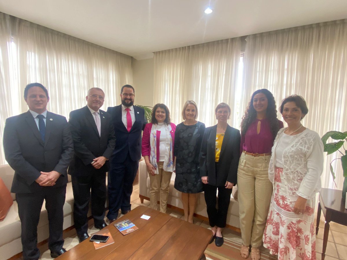 EmbFinlandia's tweet image. Em viagem a Santa Catarina, a embaixadora @JohannaKaranko foi recebida nesta quarta (18) pela vice-governadora do estado, @MarilisaBoehmSC, e pelo prefeito de Florianópolis, @TopazioNeto. A viagem tem o objetivo de mapear áreas de cooperação entre a Finlândia e Santa Catarina.