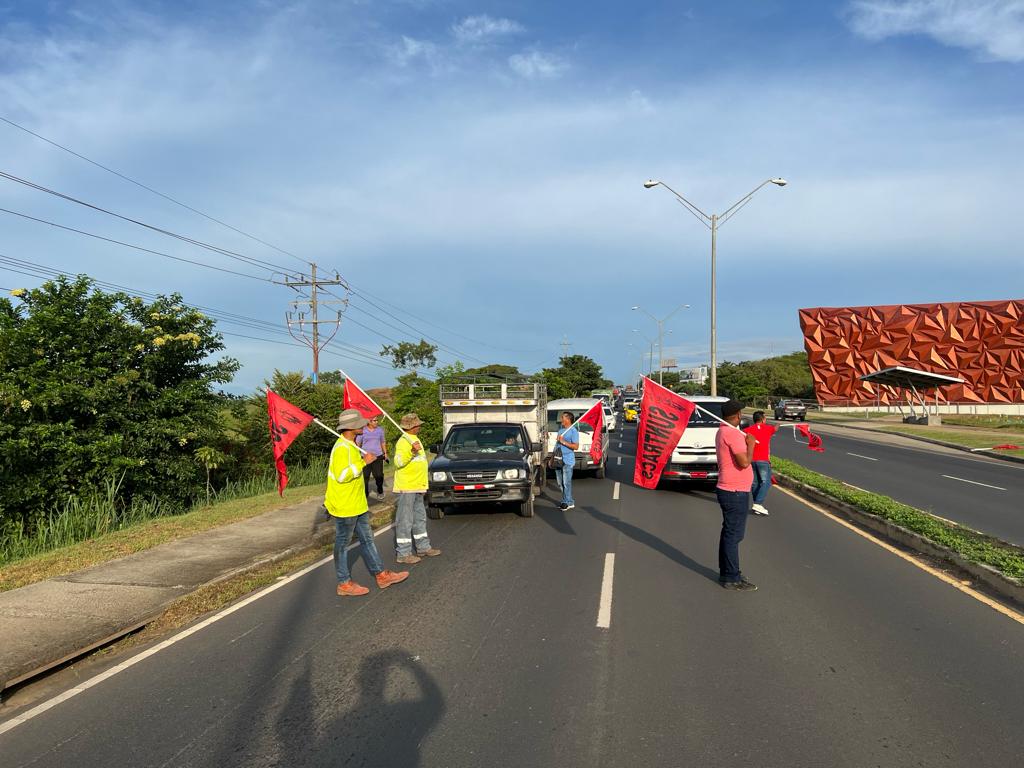SuntracsPanama's tweet photo. Acciones a nivel nacional 
Cumplimiento del fallo de la Corte, el contrato es inconstitucional.
Moratoria minera.
Debate democrático, amplio y televisado
Referéndum YA
#MineríaEsMuerte
Chitré https://t.co/eHJmqHOYrY