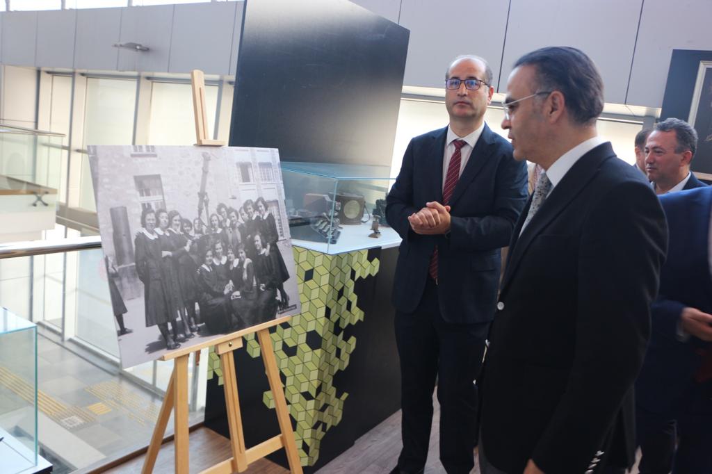 İl Milli Eğitim Müdürümüz Dr. Ömer Yahşi'nin katılımlarıyla, Cumhuriyetin 100. Yılında İzmir'in Eğitim Tarihine Yolculuk Sergisi açılışı, müdürlüğümüz sergi salonunda gerçekleştirildi.
<a href="/tcmeb/">Millî Eğitim Bakanlığı</a> <a href="/Yusuf__Tekin/">Yusuf Tekin</a> <a href="/yahsiomer/">Dr. Ömer YAHŞİ</a>