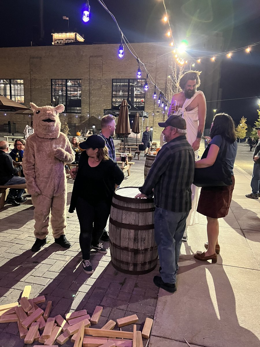 We love Halloween here at Clutch (If the skeletons in the taproom 365 days/year didn’t tip you off) 👻 Thus, there is not better place to celebrate the spooky season than with us this Saturday! 

🧡Art Market from 3-8pm 
🖤Food trucks and @dj_truckstache starting at 5pm