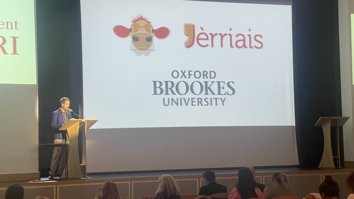 GovJsyCYPES's tweet image. Head of the Jèrriais Teaching Service, Ben Spink (@MrBenSpink) introduces Professor Mari Jones (@MariCatrinJones) to the stage. #LanguageConference
