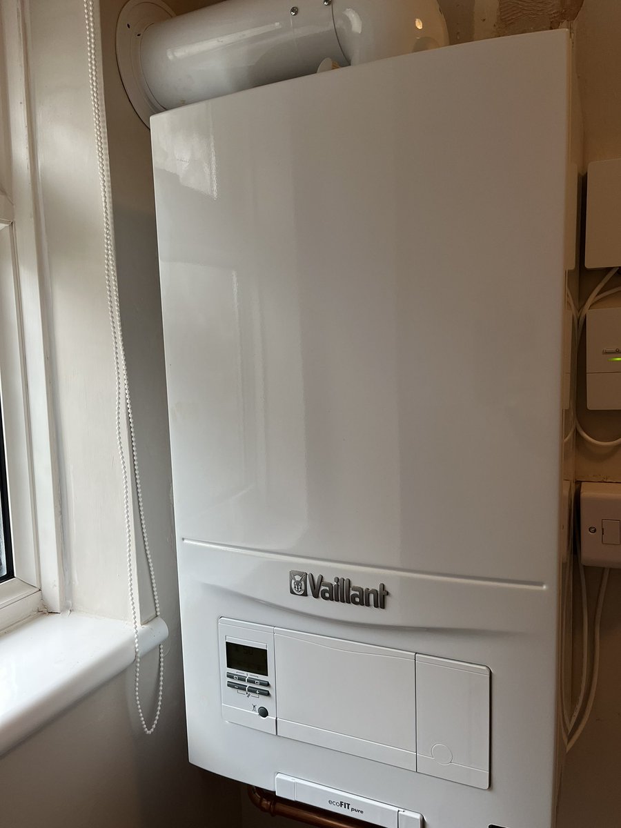 Nice little combination conversion finished today using @vaillantuk eco-fit pure 835 , 380f controller with my connect gateway and a first time of using the new VRA42 PCB adapter @irbheating @VaillantKev @GasManGod @VaillantJodie @CoLittlehampton