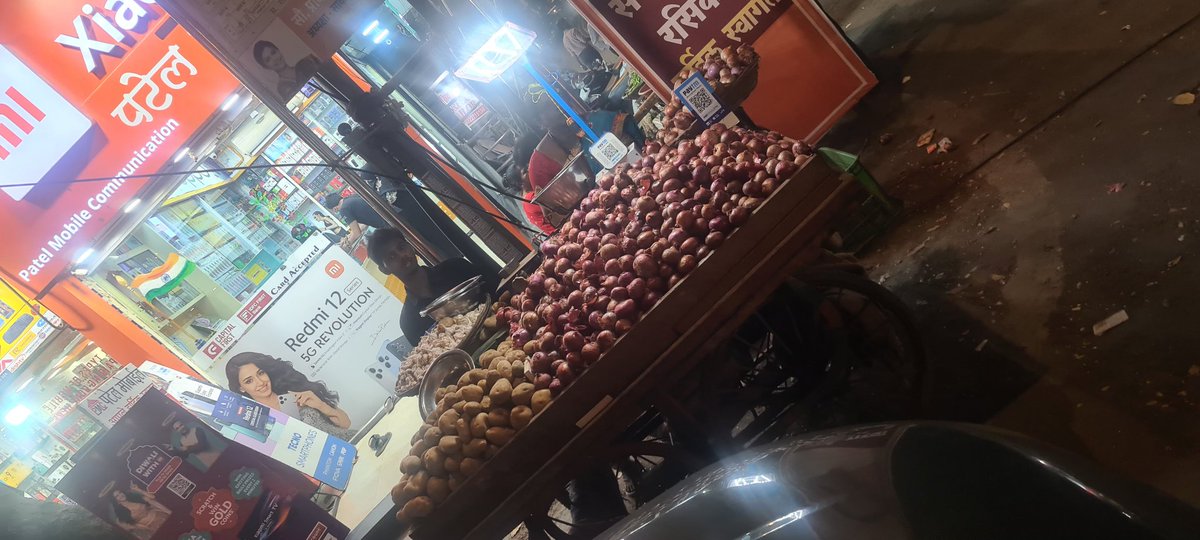MaheshK190c's tweet photo. @prasad1104 @mybmc @mybmcWardL ही बाई हातगाडी लावुन रस्त्यावर जागा अडवते आणि त्याचा त्रास नेहरू नगर मध्ये येणार्‍या जाणार्‍या गाड्यांना होतो आहे. वर यांनीच कॉलनीमध्ये गाड्या उभ्या करून त्याचे गोदाम बनवलेले आहे. कडक कारवाईची अपेक्षा आहे. https://t.co/oCZRV8F8nd
