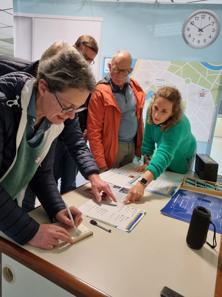 #escapegame. C'était hier, avec les élus de la comcom de Londinières...

Notre nouvel escape game Inondation par son mode participatif facilite la prise de conscience  : 
- du risque inondation, 
- du facteur "stress" dans une gestion de crise,
- de la nécessité de se préparer.