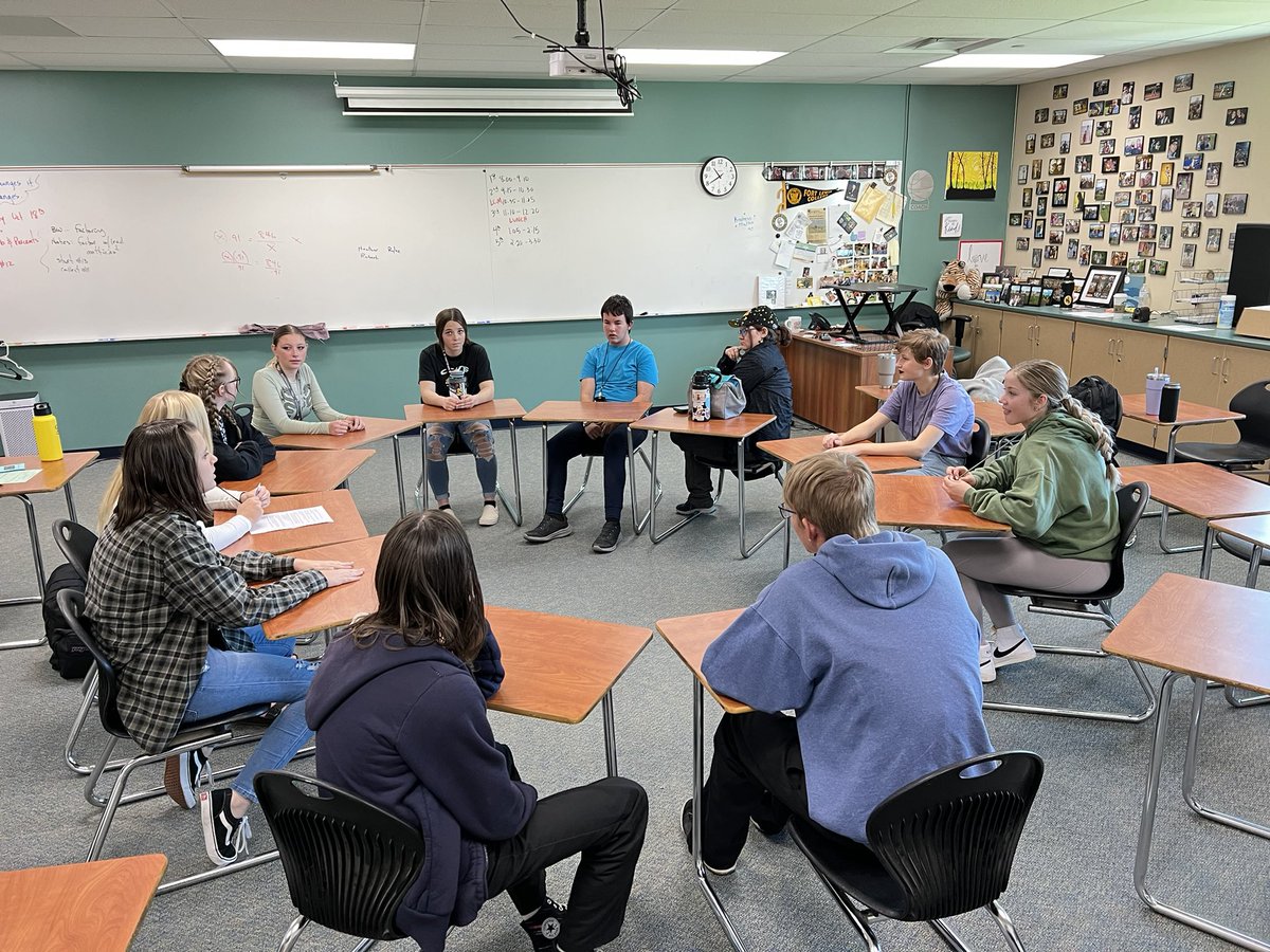 CCHS__LinkCrew's tweet photo. Started 2nd quarter and our Link Leaders had a great AFU meeting today.  Great discussion about learning from 1Q and some goal setting for 2Q.   Learn in rows, grow in circles.  Our leaders … making a difference!  @BoomerangPrjct https://t.co/SlXF8WNUCh