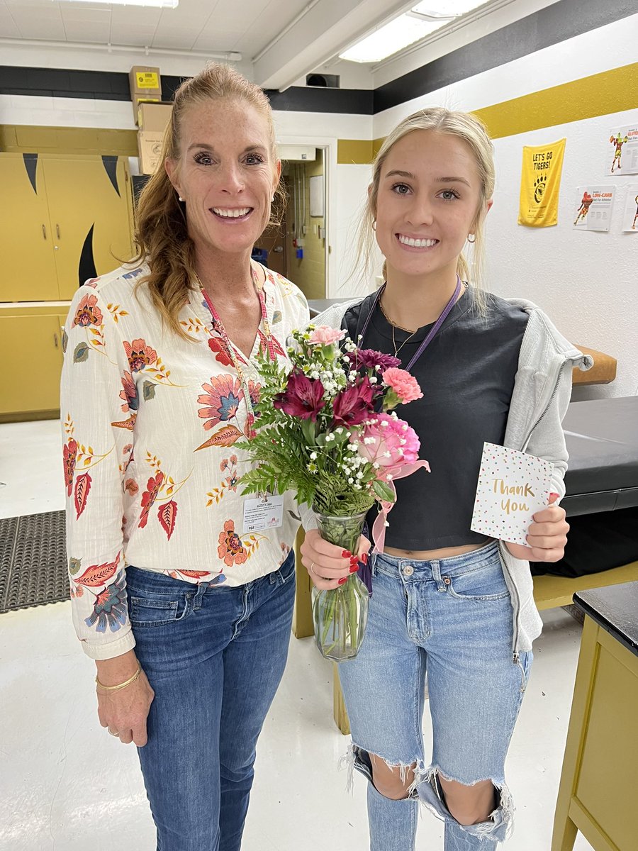 CCHS__LinkCrew's tweet photo. Leaders spent time today handing out Bouquet of the Month to a staff member of their choice.   Every day is a good day to make someone else feel valued and appreciated!  Nice work Leaders!   @BoomerangPrjct https://t.co/de2U3Pl9Sk