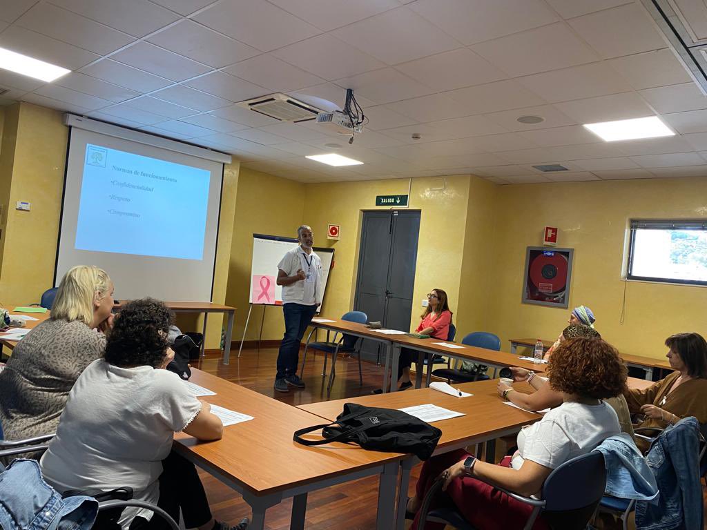 SaludNorteMalag's tweet photo. En la #EscueladeSalud del #ASNM, no se nos ocurre una manera mejor de celebrar el Día Internacional contra el Cáncer de Mama, que comenzando una nueva edición de la Escuela de Salud de Cáncer de Mama en el Hospital de Antequera. #ApoyoYEsperanza #EscuelaDeSaludCáncerDeMama 🌸🤝 https://t.co/PXHQ4YgUZ0