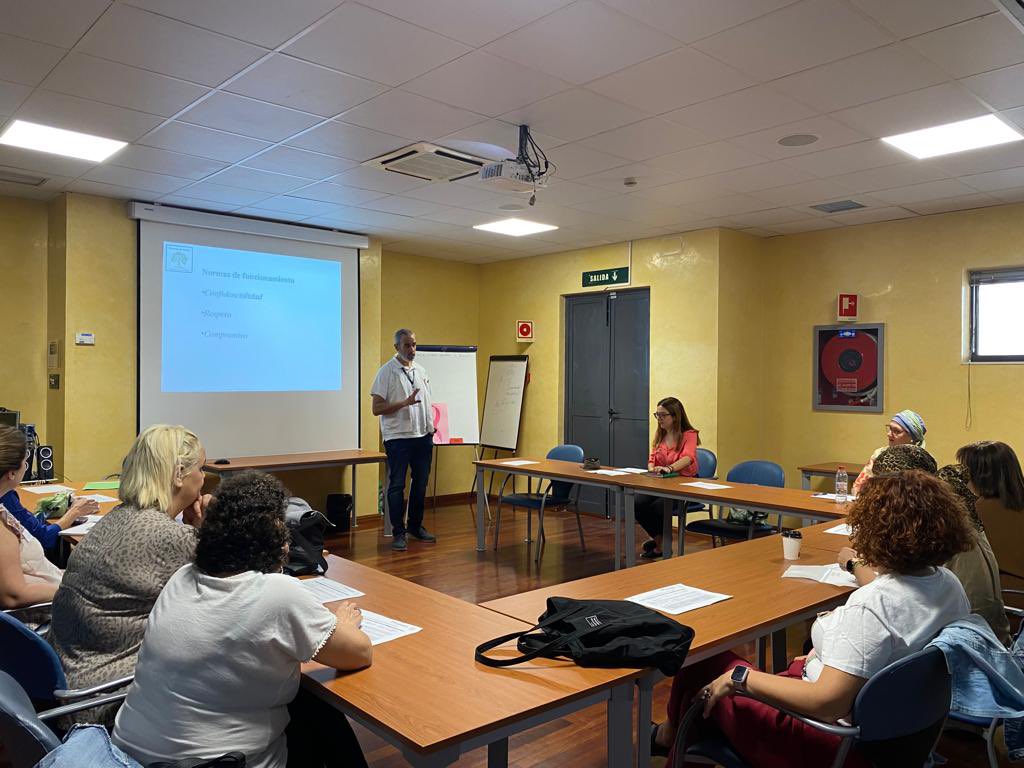SaludNorteMalag's tweet photo. En la #EscueladeSalud del #ASNM, no se nos ocurre una manera mejor de celebrar el Día Internacional contra el Cáncer de Mama, que comenzando una nueva edición de la Escuela de Salud de Cáncer de Mama en el Hospital de Antequera. #ApoyoYEsperanza #EscuelaDeSaludCáncerDeMama 🌸🤝 https://t.co/PXHQ4YgUZ0