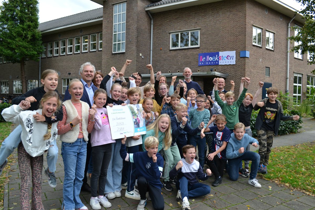 Winnaar van de #EwasteRace2023, De Hoeksteen uit Bussum! Wethouder <a href="/hbellaart/">hugo bellaart</a> mocht de prijs uitreiken.  In totaal zijn er 9581 oude apparaten opgehaald. Daar kunnen we weer de grondstoffen uithalen om nieuwe apparaten van te maken. Super goed gedaan alle 10 scholen!