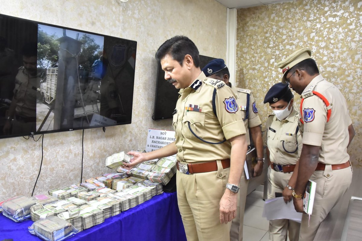 RachakondaCop's tweet image. Today on credible information, #SOT_LBNagar and @Chaitanyapurips Police #apprehended an individual who was found #transporting a substantial amount of Rs 97,16,865 in a four-wheeler near Omni Hospital, Kothapet, and seized the cash. 

@TelanganaCOPs @DCPLBNagar @AcpLbNagar