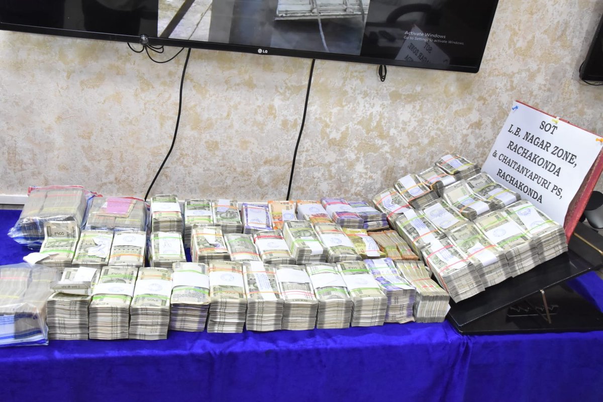 RachakondaCop's tweet image. Today on credible information, #SOT_LBNagar and @Chaitanyapurips Police #apprehended an individual who was found #transporting a substantial amount of Rs 97,16,865 in a four-wheeler near Omni Hospital, Kothapet, and seized the cash. 

@TelanganaCOPs @DCPLBNagar @AcpLbNagar