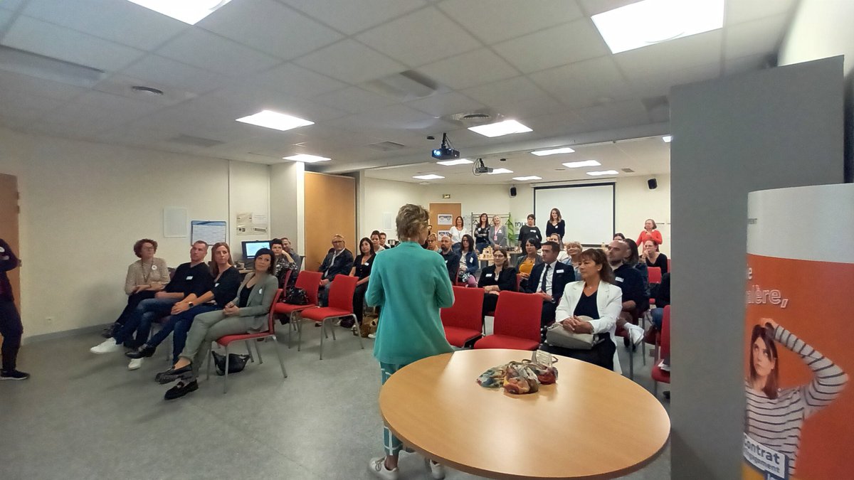 L'agence @poleemploi_VAR de #Brignoles organise un ☕️ petit-déjeuner de travail. Ce matin, 2️⃣7️⃣ partenaires ont découvert la zone d'accueil rénovée et ont proposé des idées pour 🔝 l'Accueil Relation Usagers. 🙏 pour ces échanges de qualité.