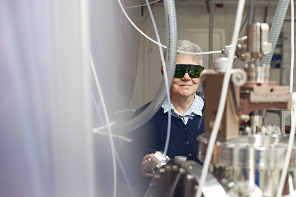 Lunds universitet (@lundsuni) on Twitter photo Så fungerar metoden med de ofattbart snabba attosekundpulserna. Den som kan ”fotografera” #elektroner och ge oss ny insyn i atomernas inre liv, och för vilken Anne L’Huillier belönas med årets #Nobelpris i fysik. Snabbt bildspel i sju steg! <a href="/NobelPrize/">The Nobel Prize</a> lu.se/artikel/sa-opp… Så fungerar metoden med de ofattbart snabba attosekundpulserna. Den som kan ”fotografera” #elektroner och ge oss ny insyn i atomernas inre liv, och för vilken Anne L’Huillier belönas med årets #Nobelpris i fysik. Snabbt bildspel i sju steg! <a href="/NobelPrize/">The Nobel Prize</a> lu.se/artikel/sa-opp…