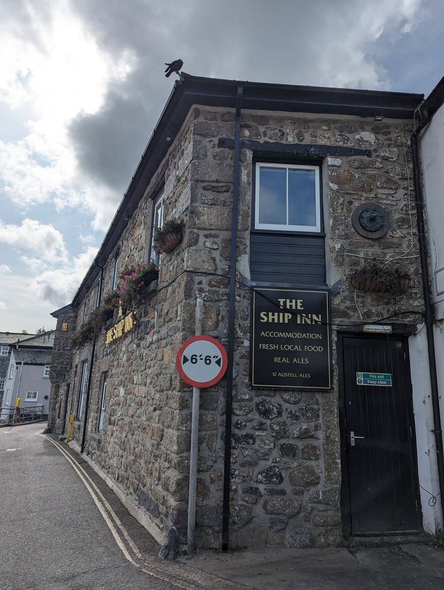 ToursofWales's tweet photo. Ychydig yn ôl roeddwn yn gallu olrhain llwybr #DylanThomas yng Nghernyw 👍
Hyfryd oedd gallu yfed yn y @ShipMousehole lle roedd Dylan a Caitlin wedi treulio gymaint o amser ar eu mis mêl
#Mousehole #Cernyw https://t.co/czOU5NueeT