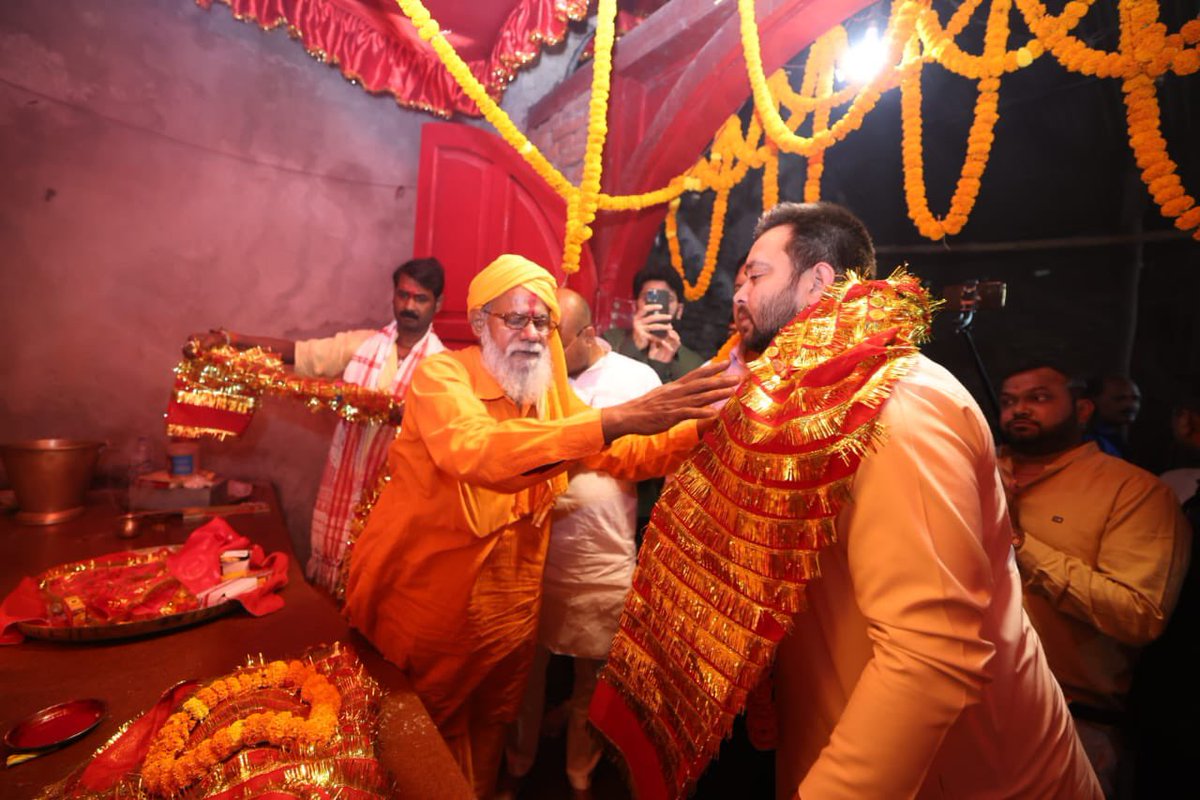 yadavtejashwi's tweet photo. शारदीय नवरात्र के पावन-पुनीत अवसर पर आज गोपालगंज के सुप्रसिद्ध थावे दुर्गा मंदिर में पूजा-अर्चना व दर्शन कर देश एवं राज्य में सुख-शांति, समृद्धि-संपदा और सौहार्द की मंगलकामना की। #Bihar #TejashwiYadav #Gopalganj #navratri https://t.co/I1pkDbO2ha