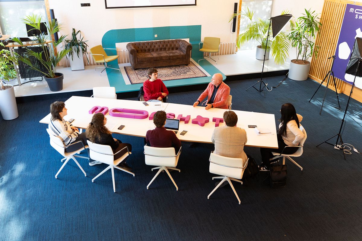 Tijdens de interviewsessies tussen <a href="/astro_andre/">André Kuipers</a> en studenten van het WO, HBO en MBO kwamen verschillende spraakmakende vragen aan bod. Studentenredacties mochten de astronaut het hemd van het lijf vragen over o.a. NL MOONSHOTS '24! Lees het hele verslag: bit.ly/3S8bt2a