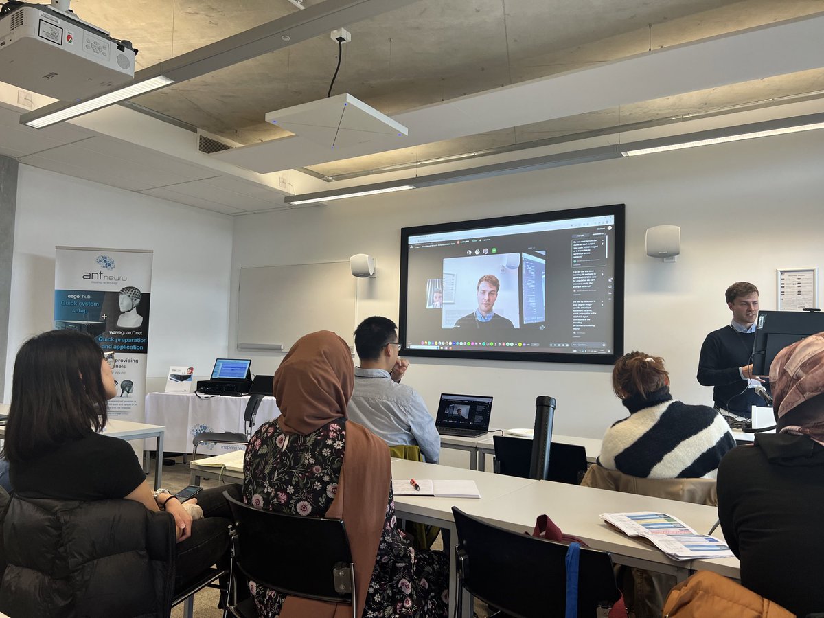 At our Bournemouth Garden <a href="/DrXunHe/">Xun He</a> is hosting a global session.<a href="/CuttingEeg/">cuttingEEG</a> What an impressive talk by Dr Hubert Banville about self-supervised learning and generative modelling with M/EEG!