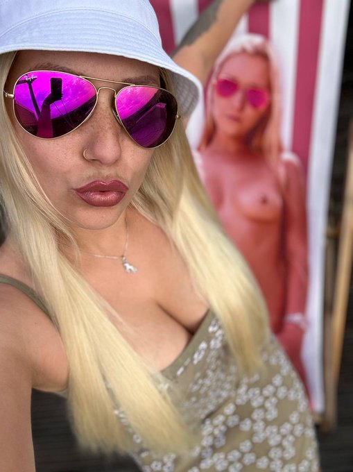 Nach dem strippen hab ich mir den Kameraman geschnappt, der wusste erst garnicht was er machen soll.<a href="/tag/besterjobderwelt"class="tags"><span>#besterjobderwelt</span></a><a href="/tag/traumjob"class="tags"><span>#traumjob</span></a><a href="/tag/dertrautsichwas"class="tags"><span>#dertrautsichwas</span></a>