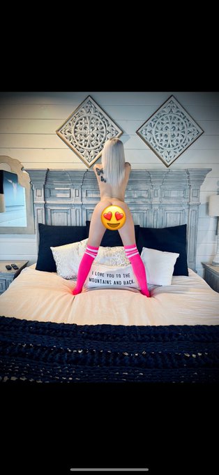 RT and when I hit goal I&rsquo;ll drop the sticker off!!! Happy humpday boys&hellip;. #HumpDay #booty #bibailey #kitty<a href="/tag/humpday"class="tags"><span>#humpday</span></a><a href="/tag/booty"class="tags"><span>#booty</span></a><a href="/tag/kitty"class="tags"><span>#kitty</span></a><a href="/tag/bibailey"class="tags"><span>#bibailey</span></a>